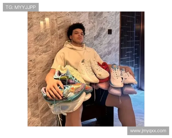 小胖继续征战CBA 上海男篮已与洛夫顿完成续约协议 小胖继续征战CBA 上海男篮已与洛夫顿完成续约协议